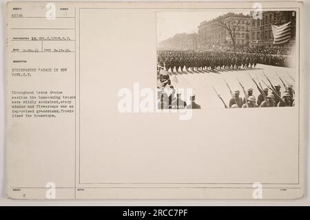 Les soldats du 369th Infantry défilent dans les rues de New York, acclamés par une foule nombreuse. La photo a été prise le 15 février 1919 par le photographe GRO.H. Lyon, S.C. Il capture l'excitation et la fierté des troupes de retour au pays. Banque D'Images