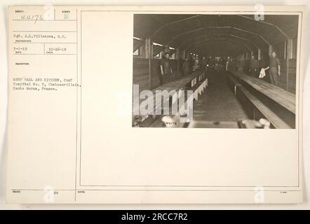 Sgt. A.L. Villanova est photographiée dans le mess et la cuisine du Camp Hospital n ° 9 à Châteauvillain, haute Marne, France. La photo a été prise le 1 mars 1919 et porte le numéro 44176 dans la collection. Banque D'Images