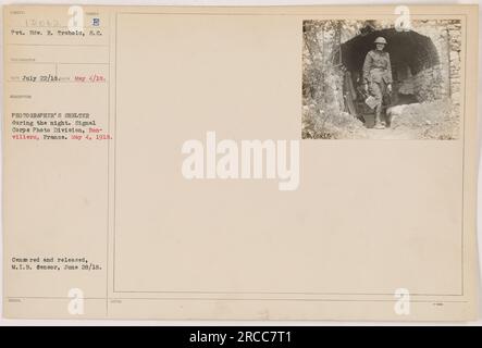 EDW privé. R. Trabold du signal corps photographié dans son abri pendant la nuit. Cette image a été prise le 4 mai 1918 à Bonvillers, France. La photographie a été reçue le 22 juillet 1918 et émise par M.I.B. Gensor le 28 juin 1918. Banque D'Images