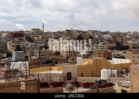 Les toits des vieux et pauvres Arabes musulmans maisons en hiver avec un groupe de nuages épais - Madaba, Jordanie Banque D'Images