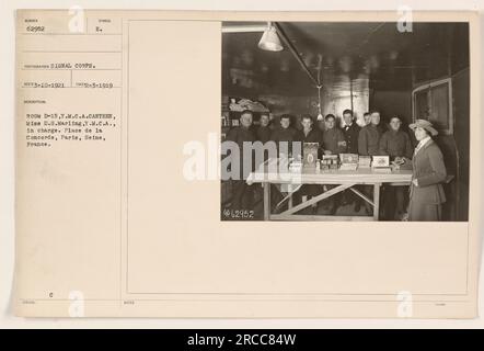 Salle D-15 de la cantine Y.M.C.A. place de la Concorde, Paris, France. Mlle D.G. Marling, un travailleur de la Y.M.C.A. est responsable. Cette photographie a été prise le 3 février 1919 et appartient à la collection des activités militaires américaines pendant la première Guerre mondiale. Le photographe de signal corps a capturé cette image avec la description indiquant qu'il a reçu le symbole le 10 mars 1921. Il a été émis par la salle D-15 de la cantine Y.M.C.A. Banque D'Images