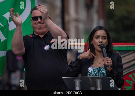 Londres, Royaume-Uni. 13 juillet 2023. Sauvez nos billetteries. Discours de RMT devant la gare de Kings Cross contre les propositions annoncées par les compagnies ferroviaires la semaine dernière qui pourraient voir jusqu'à 1 000 guichets fermer au cours des trois prochaines années. Crédit : Guy Corbishley/Alamy Live News Banque D'Images