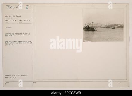 L'image montre le Mayflower traversant l'Hudson River, entouré par d'autres navires de la Victory Fleet, lors de son arrivée à New York. La photographie a été prise le 30 décembre 1918 par le lieutenant Geo. H. Lyon. La photo a été examinée et approuvée par le censeur du M.I.D. le 9 janvier 1919. Banque D'Images