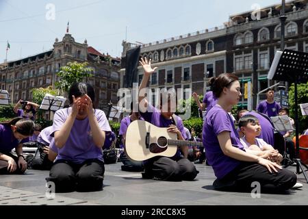 Mexico, Mexique. 13 juillet 2023. Le Chœur missionnaire milal coréen lors de sa présentation de la tournée mondiale intitulée '2023 World Milal Grand Praise March', sur la route publique à côté de la cathédrale métropolitaine dans le Zocalo dans la ville de Mexico. Le 13 juillet 2023 à Mexico, Mexique (crédit image : © Luis Barron/eyepix via ZUMA Press Wire) USAGE ÉDITORIAL SEULEMENT! Non destiné à UN USAGE commercial ! Banque D'Images