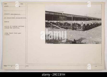 Canon à champ court allemand de 105 mm stationné comme matériel de guerre capturé. Photographie prise par le sergent Polk le 15 décembre 1919. Le canon, identifié par le symbole 'SURICA 67477', faisait partie de la méthode utilisée pour manipuler le matériel de guerre allemand capturé. Cette photo provient de la collection 'photographies des activités militaires américaines pendant la première Guerre mondiale'. Banque D'Images