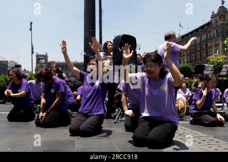 Mexico, Mexique. 13 juillet 2023. 13 juillet 2023, Mexico, Mexique : le Chœur missionnaire milal coréen lors de sa présentation de la tournée mondiale intitulée “2023 World Milal Grand Praise March”, sur la voie publique à côté de la cathédrale métropolitaine dans le Zocalo dans la ville de Mexico. Le 13 juillet 2023 à Mexico, Mexique (photo de Luis Barron/Eyepix Group/Sipa USA). Crédit : SIPA USA/Alamy Live News Banque D'Images