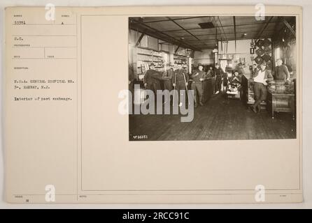 Intérieur de l'échange postal aux États-Unis Hôpital général No.3 à Rahway, New Jersey. La photographie montre la disposition et l'ameublement de la bourse, où le personnel militaire pouvait acheter des biens et se livrer à des activités récréatives. Publié comme une documentation des activités militaires américaines pendant la première Guerre mondiale. Banque D'Images