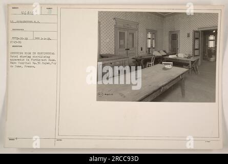 L'hôpital de la base n° 30 de Royat, en France, utilisait une chambre de l'hôtel Continental comme vestiaire. La pièce contenait un appareil de stérilisation, comme on le voit sur la photographie prise le 1 janvier 1919 par le photographe le Strohmeyer. Numéro Sunect : 46010. (Notes : 2743-19, RECO-20-19) Banque D'Images