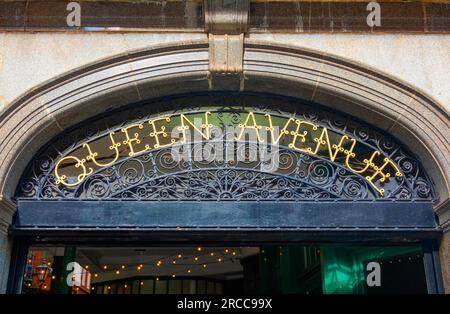 Panneau d'entrée de Queen Avenue sur Castle Street à Liverpool Banque D'Images