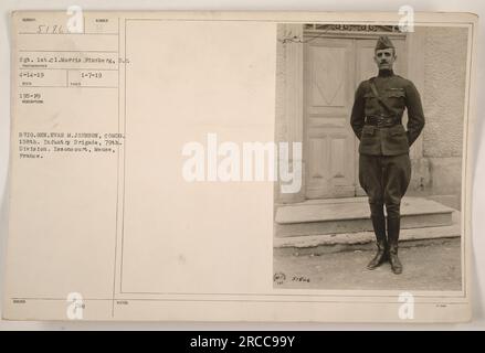 Brig. Le général Evan M. Johnson, commandant de la 156th Infantry Brigade de la 79th Division, est photographié avec le 51866 Sgt. 1st.cl. Morris Fineberg de Caroline du Sud. La photo a été prise le 14 avril 1919 à Issoncourt, Meuse, France par un photographe portant les initiales RICO. Une autre photo portant le même numéro a été émise le 7 janvier 1919, montrant Brig. Le général Johnson commandant la 158e brigade d'infanterie de la 79e division. Des notes DMC sont également incluses. Banque D'Images