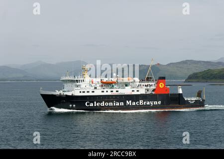Caledonian MacBrayne car ferry Lord of the Isles quitte le port d'Oban pour les îles Hébrides sur la côte ouest de l'Écosse Banque D'Images