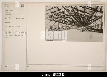 Intérieur de Municipal Pier à Chicago, Illinois. La pièce montrée dans l'image est de 2250 pieds de long et a servi de quartier pour le 13th Engineers, Railway en juin et juillet 1917. La photo a été prise en juillet 1917 et fait partie de la collection de photographies des Forces expéditionnaires américaines (A.E.F.). Banque D'Images