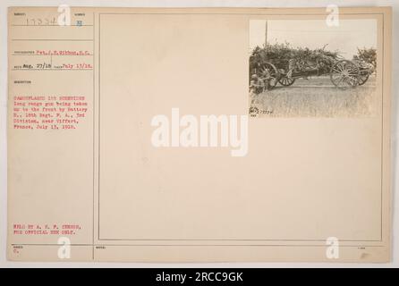 Légende : « un canon à longue portée Schneider camouflé de 155 est transporté au front par la batterie B., 18e régiment, artillerie de campagne de la 3e division près de Viffort, France, le 13 juillet 1918. Cette photographie a été prise par le VP J.E. Gibbon, S.C. dans le cadre des activités militaires américaines pendant la première Guerre mondiale. Banque D'Images