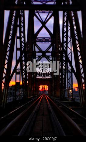 Un lever de soleil tourné sur le chemin de fer de long bien brigde, Ha Noi, Viet Nam Banque D'Images