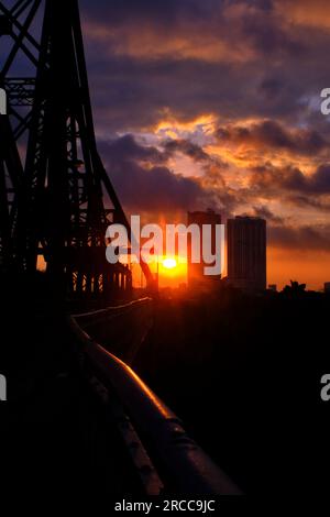 Un lever de soleil tourné sur le chemin de fer de long bien brigde, Ha Noi, Viet Nam Banque D'Images