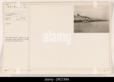 Vue des entrepôts et des bateaux à vapeur le long des Docks américains à Bassens, France, prise le 2 janvier 1919. Le lieutenant Strohmeyer a capturé cette scène depuis la rivière. La photographie donne un aperçu des activités militaires pendant la première Guerre mondiale. (Note : description basée sur la photographie numéro 38142 de la collection) Banque D'Images