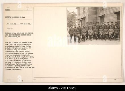 Légende : « Présentation de la Croix de Guerre et de la Distinguished Honor Medal au Camp Meade, Maryland. Le général Hutchinson et son état-major, y compris divers officiers de haut rang et aides-de-camp, sont vus recevant les médailles sur cette photographie prise le 16 juin 1919. Les soldats nommés sont répertoriés comme SER. Sgt. N.A. Coombs et 21 autres officiers. [SOURCE : SERGT.N.A.COOMBS.S.C., PHOTOGRAPHE].' Banque D'Images