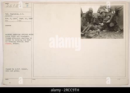 Officier américain recevant des soins de premiers secours avec l'aide de prisonniers allemands près de vannes, en France pendant la première Guerre mondiale. La date de la photographie est inconnue et elle a été approuvée par le censeur de l'A.E.P. L'officier semble blessé, mais la gravité de ses blessures n'est pas précisée. Banque D'Images