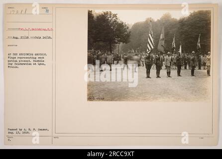 Des soldats de diverses nations se rassemblent sur les lieux de révision lors de la célébration du jour de la Bastille à Lyon, en France. Les drapeaux représentant chaque pays peuvent être vus en arrière-plan. Cette photographie a été prise le 14 juillet 1918, et a été approuvée par le censeur de l'A.E. F. le 13 août 1918. Banque D'Images