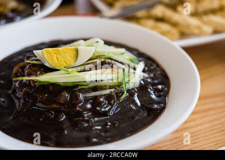 Jajangmyeon est un nouille coréen à la sauce noire - cuisine coréenne Banque D'Images