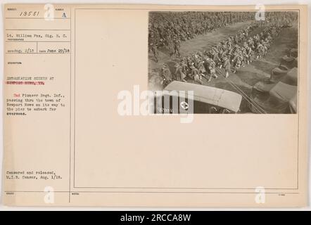 Le lieutenant William Fox du signal corps a photographié les scènes d'embarquement à Newport News, Virginie le 29 juin 1918. L'image capture le 2nd Pioneer Regiment Infantry qui traverse la ville pour se rendre à la jetée pour son déploiement à l'étranger. La photographie a été censurée et publiée par le M.I.B. Censurer le 1 août 1918. Banque D'Images