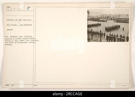 Légende : la 6e infanterie de la 5e division, dirigée par le major-général Hanson E. Ely et son état-major, passe en revue à Treves, en Allemagne. Photographie prise le 31 décembre 1918 par le lieutenant Wm. Fox. Cette image fait partie de la collection des activités militaires américaines pendant la première Guerre mondiale. Banque D'Images