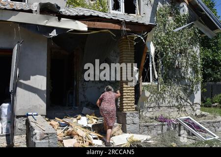 Verkhnya Tersa, Ukraine. 13 juillet 2023. Une femme vue essayant de se rendre à sa maison privée endommagée par les bombardements russes dans le village de Verkhnya Tersa. Au 505e jour de la guerre russe à grande échelle contre l'Ukraine, de violents combats se poursuivent sur les fronts de Kupiansk, Lyman, Bakhmut, Avdiivka et Marinka. Sur les fronts de Zaporizhzhia et de Kherson, les Russes tentent d’empêcher les forces ukrainiennes d’avancer. Crédit : SOPA Images Limited/Alamy Live News Banque D'Images