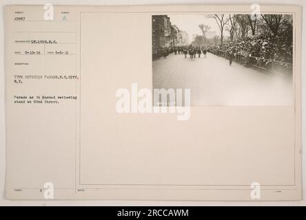 La parade de la 77e division à New York le 6 mai 1919, passant devant le stand de révision de la 82e rue. Photographié par le lieutenant Lyon du corps des signaux. Photo numéro 49887. Source : 'photographies des activités militaires américaines pendant la première Guerre mondiale'. Banque D'Images