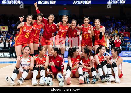 Arlington, États-Unis. 13 juillet 2023. Les joueuses chinoises posent pour une photo de groupe après avoir remporté le match de quart de finale entre la Chine et le Brésil à la Ligue des nations de volleyball féminin à Arlington, aux États-Unis, le 13 juillet 2023. Crédit : Chen Chen/Xinhua/Alamy Live News Banque D'Images