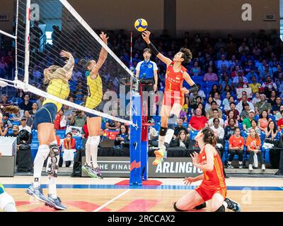 Arlington, États-Unis. 13 juillet 2023. Yuan Xinyue (2e R) de Chine concourt lors du match de quart de finale entre la Chine et le Brésil à la Ligue des Nations de volleyball féminin à Arlington, aux États-Unis, le 13 juillet 2023. Crédit : Chen Chen/Xinhua/Alamy Live News Banque D'Images