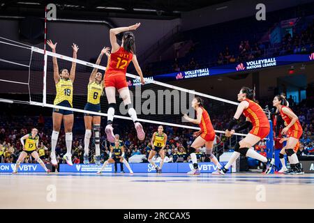 Arlington, États-Unis. 13 juillet 2023. Li Yingying (Up) de China Spikes lors du match de quart de finale entre la Chine et le Brésil à la Ligue des nations de volleyball féminin à Arlington, aux États-Unis, le 13 juillet 2023. Crédit : Chen Chen/Xinhua/Alamy Live News Banque D'Images