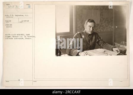 Caporal RH. Ingleston pose aux côtés du major Claud Mitchell, officier des transmissions de la base, à S.C. La Rochelle en Charente Inferieure, France. Cette photographie a été prise le 1 mars 1919 et émise le 26 décembre 1918 sous le numéro 44712. Banque D'Images