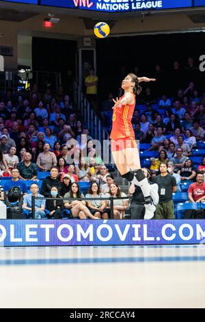 Arlington, États-Unis. 13 juillet 2023. La chinoise Gong Xiangyu sert lors du match de quart de finale entre la Chine et le Brésil à la Ligue des Nations de volleyball féminin à Arlington, aux États-Unis, le 13 juillet 2023. Crédit : Chen Chen/Xinhua/Alamy Live News Banque D'Images