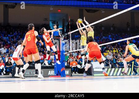 Arlington, États-Unis. 13 juillet 2023. Li Yingying (3e L) de China Spikes lors du match de quart de finale entre la Chine et le Brésil à la Ligue des Nations de volleyball féminin à Arlington, aux États-Unis, le 13 juillet 2023. Crédit : Chen Chen/Xinhua/Alamy Live News Banque D'Images