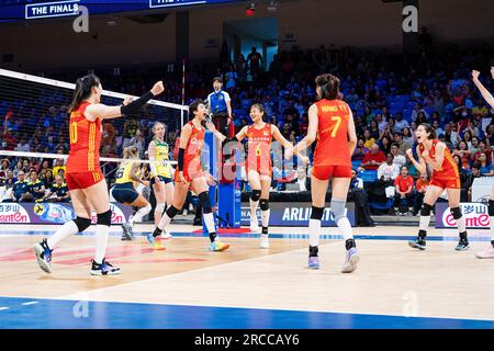 Arlington, États-Unis. 13 juillet 2023. Les joueuses chinoises célèbrent lors du match de quart de finale entre la Chine et le Brésil à la Ligue des Nations de volleyball féminin à Arlington, aux États-Unis, le 13 juillet 2023. Crédit : Chen Chen/Xinhua/Alamy Live News Banque D'Images