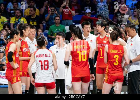 Arlington, États-Unis. 13 juillet 2023. CAI Bin (5e L), entraîneur de la Chine, instruit les joueuses lors du match de quart de finale entre la Chine et le Brésil à la Ligue des nations de volleyball féminin à Arlington, aux États-Unis, le 13 juillet 2023. Crédit : Chen Chen/Xinhua/Alamy Live News Banque D'Images