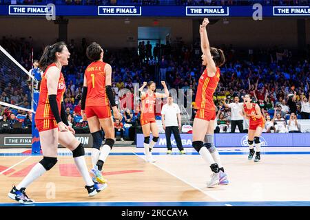 Arlington, États-Unis. 13 juillet 2023. Les joueuses chinoises célèbrent lors du match de quart de finale entre la Chine et le Brésil à la Ligue des Nations de volleyball féminin à Arlington, aux États-Unis, le 13 juillet 2023. Crédit : Chen Chen/Xinhua/Alamy Live News Banque D'Images