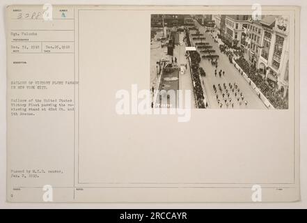 Des marins de la United States Victory Fleet participant à un défilé à New York. La photographie a été prise par le sergent Palumbo le 26 décembre 1918 et publiée le 31 décembre 1918. L'image montre les marins marchant devant un stand d'examen à la 42e rue et à la 5e Avenue. La photographie a été inspectée et approuvée par le censeur du M.I.D. le 2 janvier 1919. Banque D'Images