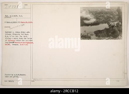 Cette photographie, numérotée 24731, montre le sergent A. C. Duff du signal corps. Elle a été prise le 28 septembre 1918. L'image capture la batterie B C du 108th Field Artillery, anciennement connu sous le nom de 2nd Regiment of the F.A. & 1st Cal. PA N.G., tirant une salve depuis les ruines de Varennes en France. La photographie a été prise à 16 H 3:45 et a été émise par le W.P.C. Il a été adopté par le censeur A. E. P. La date d'émission n'est pas précisée. Banque D'Images