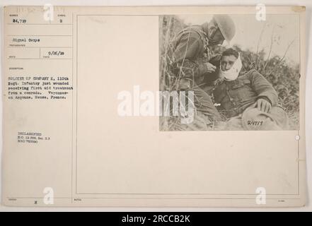 Soldat de la compagnie K, 110e Régt. Infanterie recevant les premiers soins d'un camarade après avoir été blessé à Verennes-en-Argonne, Meuse, France, pendant la première Guerre mondiale. Photographie prise par le signal corps, et reçue le 9/26/18. Informations déclassifiées. Légende basée sur les détails du fichier fournis. Banque D'Images