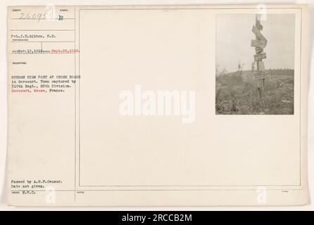 VP J.E. Gibbon du signal corps a pris cette photo, avec une activité militaire à Germcourt. La ville est capturée par le 319e régiment de la 80e division. L'image représente un panneau allemand au carrefour de Germcourt. La photographie a été transmise par l'A.E.F. Censurer et émis par le W.P.C., mais la date exacte n'est pas donnée. Banque D'Images