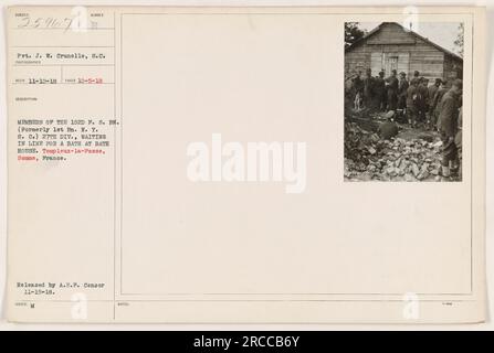 Des soldats du 102e bataillon de signaux de terrain, anciennement connu sous le nom de 1e bataillon de garde de l'État de New York, de la 27e division, font la queue pour un bain dans une salle de bains à Templeux-la-Fosse, somme, France. La photographie a été prise le 5 octobre 1918. Publié par A.E.P. Censurer le 15 novembre 1918. Banque D'Images
