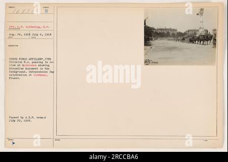 Une photographie prise par le Pvt. L.P. Goldshlag, le 4 juillet 1918, montre la 305th Field Artillery, 77th Division N.A. passant en revue à Quinconces, Bordeaux, France. Le monument Girondius est visible en arrière-plan. L'image capture la célébration du jour de l'indépendance des Forces expéditionnaires américaines. La photographie est marquée du numéro 16850. Banque D'Images