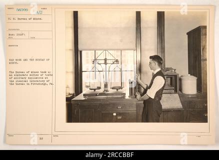 Le Bureau of Mines a effectué des essais sur des explosifs militaires dans son laboratoire chimique à Pittsburgh, en Pennsylvanie, pendant la première Guerre mondiale. Cette photographie, prise en novembre 1918, montre les travaux de guerre en cours et les recherches menées par le Bureau pendant cette période. Banque D'Images