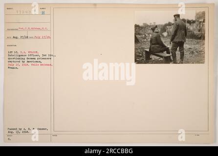 1st Lt. E.A. Weldon, l'officier de renseignement de la 3e division, est vu interroger des prisonniers allemands capturés par des soldats américains à Velle Maisons, en France, le 16 juillet 1918. La photographie a été prise par le VP J.E. Gibbon et reçu le 27 août 1918. Il a été officiellement émis et adopté par l'A.E.F. Censurer le 13 août 1918. Banque D'Images