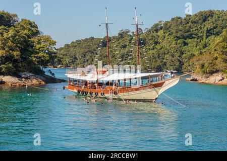 Lagune bleue de la Grande Ile d'Angra dos Reis à Rio de Janeiro, Brésil - 04 juin 2023 : bateaux dans la lagune bleue de la Grande Ile d'Angra dos Rei Banque D'Images