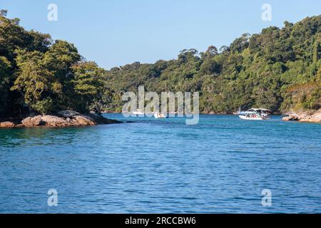 Lagune bleue de la Grande Ile d'Angra dos Reis à Rio de Janeiro, Brésil - 04 juin 2023 : bateaux dans la lagune bleue de la Grande Ile d'Angra dos Rei Banque D'Images