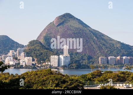 Vue de la lagune rodrigo de freitas à Rio de Janeiro au Brésil. Banque D'Images