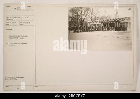 Sergent J.L. McGarrigle dans son uniforme militaire au Welcome Home Parade à Washington, D.C. le 27 février 1919. La parade mettait en vedette des marins passant devant le Président. La photographie a été prise par un photographe inconnu et reçue le 4 mars 1919. Il a été censuré et publié le 10 mars 1919. Banque D'Images