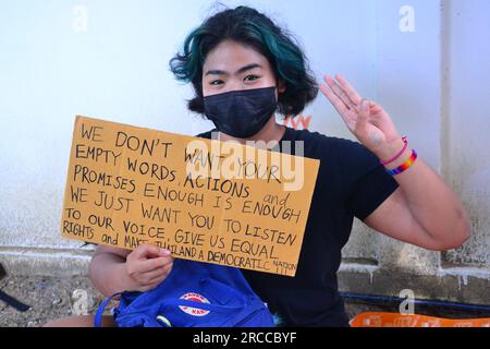 Une manifestante pro-démocratie, partisane du Move Forward Party à Bangkok, en Thaïlande, tient une pancarte avec un message pro-démocratie. Les manifestants soutiennent Pita Limjaroenrat, du parti Move Forward, qui a remporté le plus de voix aux dernières élections législatives. Pita Limjaroenrat a perdu le vote pour devenir Premier ministre, 51 voix de moins que les 376 voix nécessaires. Le vote a vu de nombreuses abstentions de la part de certains sénateurs. Banque D'Images